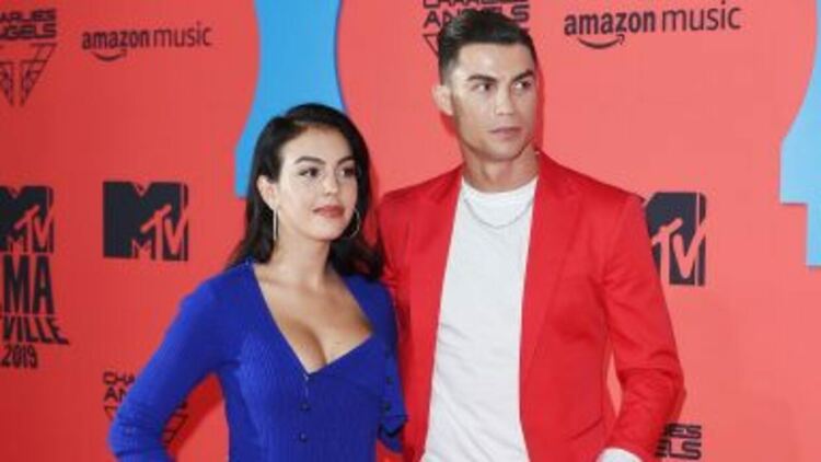 Освен с годежен пръстен за милиони, Кристиано зарадва Джорджина с подаръци за 270 000 паунда