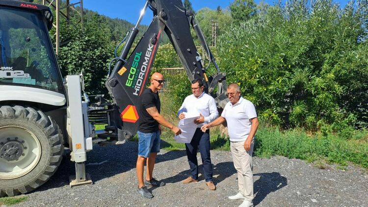 В Девин със символична първа копка дадоха старт на ремонт  на модерна спортна площадка