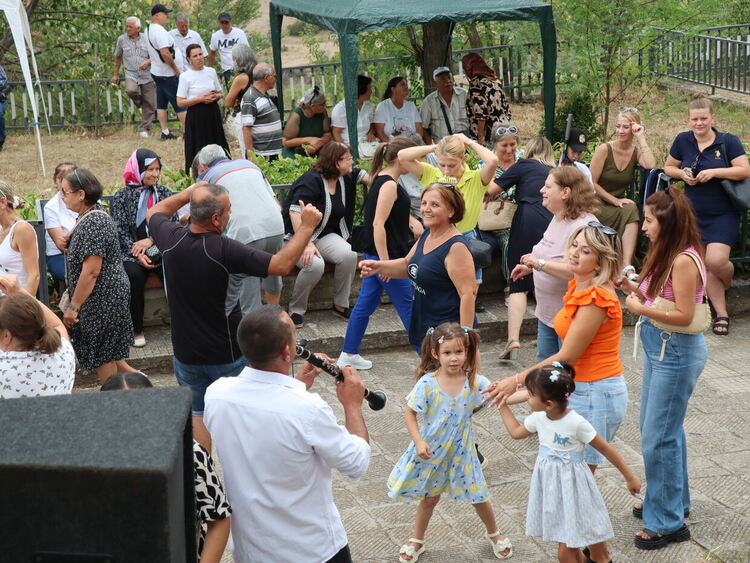 Заедност и традиции събраха хората на селищния празник в Боровица