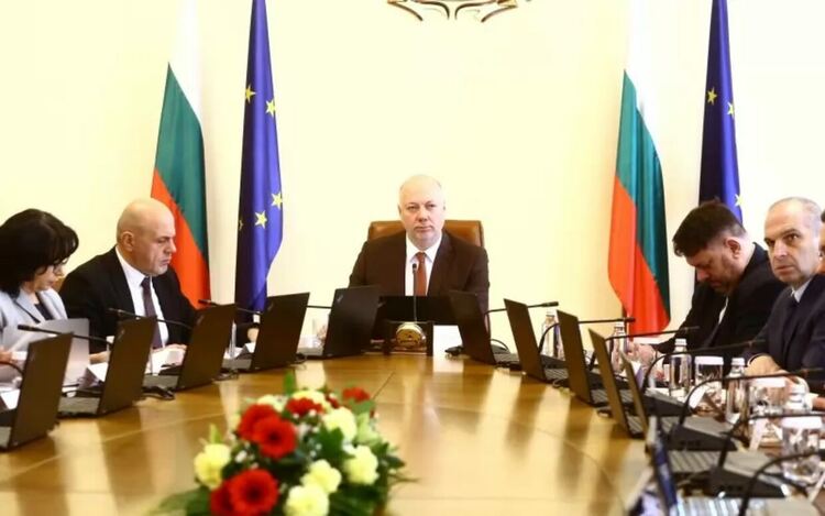 Според оперативна програма на Министерски съвет за втората половина на годината трябва да бъдат променени десетки тарифи и наредби заради въвеждането на еврото.