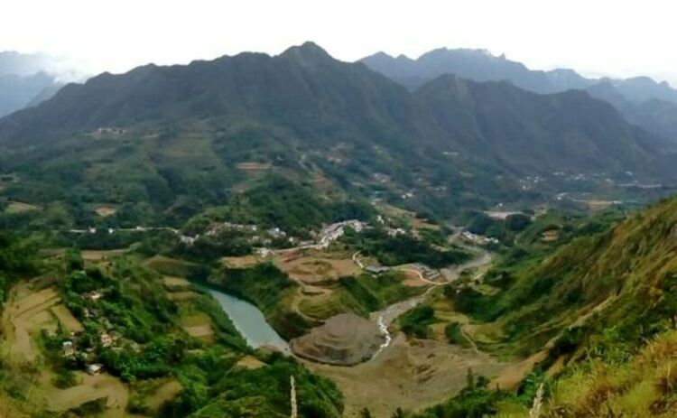 Изглед към свлачище в планините Лунмъншан, Китай. Огромно свлачище (вдясно на снимката) се активира през октомври 2016 г., причинявайки преграждане на долината и образуване на езеро. Новото свлачище е възникнало в рамките на масивно свлачище, предизвикано от земетресението през 2008 г. в Уънчуан с магнитуд 7.9