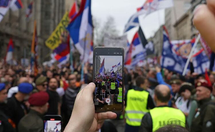 Протестиращи счупиха витрините на офис на сръбската управляваща партия в Белград