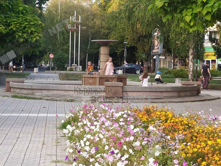 Неработещите шадравани на Кърджали се превърнаха в място за игра на децата