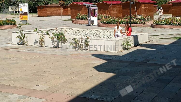 Неработещите шадравани на Кърджали се превърнаха в място за игра на децата