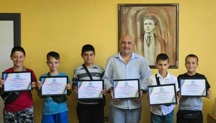 Ерол Мюмюн отличи шестима младежи предприели акция за почистването на кв."Веселчане"