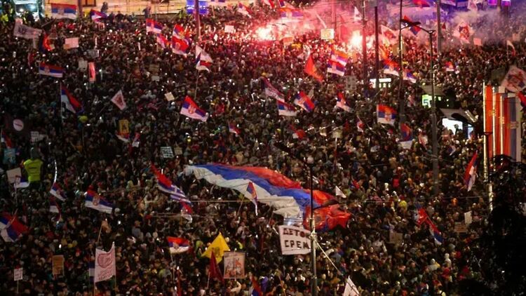 На фона на протести и контрапротести: Докладчикът на ЕП за Сърбия размаха пръст на Вучич