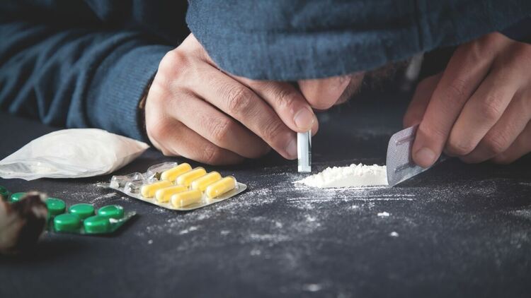 Мъж скри дрога в накит, хванаха младеж и жена с метмафетамин