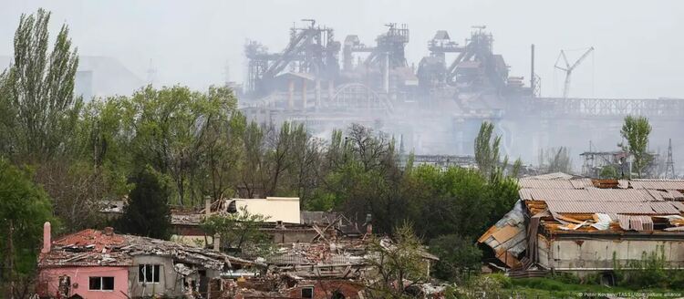 Донбас е център на тежката промишленост – металургичният комбинат „Азовстал“ в Мариупол беше обект на ожесточени сражения през 2022 г. и се превърна в символ на войната в региона