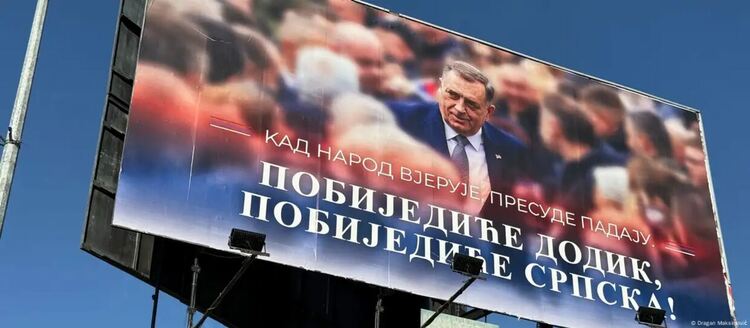 В Баня Лука, столицата на Република Сръбска, расте напрежението заради отстраняването на Милорад Додик
