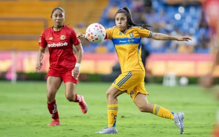 Лисбет Овайе сменя жълтия екип на "Тигрес" с лилавия на "Орландо Прайд".