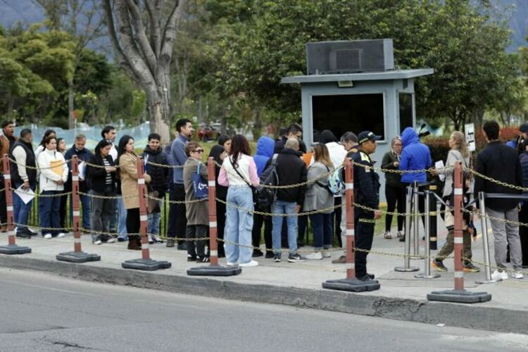 Опашка от кандидати за виза пред американското посолство в Богота, Колумбия.