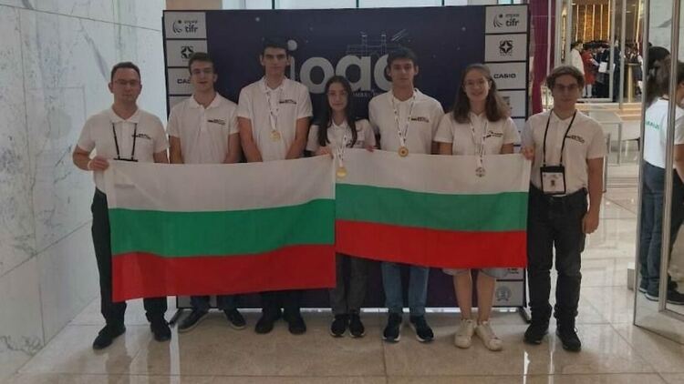 Четири медала спечелиха български гимназисти от олимпиадата по астрономия в Индия