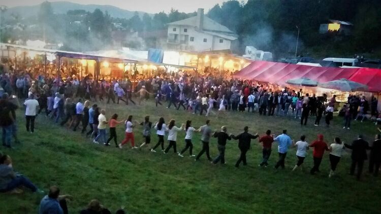 Хиляди се стичат за Празника на Доспат и чешмарите, три дни десетки фолклорни и попфолк изпълнители ще забавляват публиката