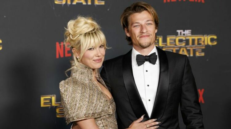 Jon Bon Jovi стана дядо: Jake и Millie Bobby Brown осиновиха дете