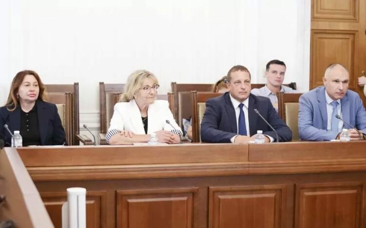 Четиримата кандидати Аделина Натина-Зиколова, Мария Даскалова, Стоян Петков и Петър Коев (от ляво надясно) слушат въпросите на членовете на номинационната комисия.