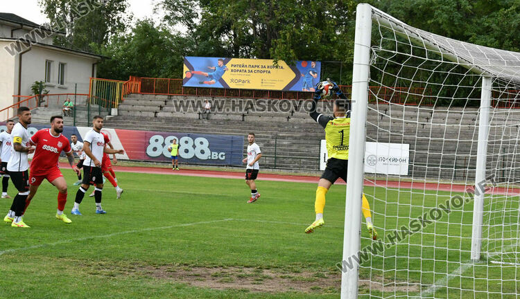 ОФК „Хасково“ се справи с „розите“ за първа победа през сезона