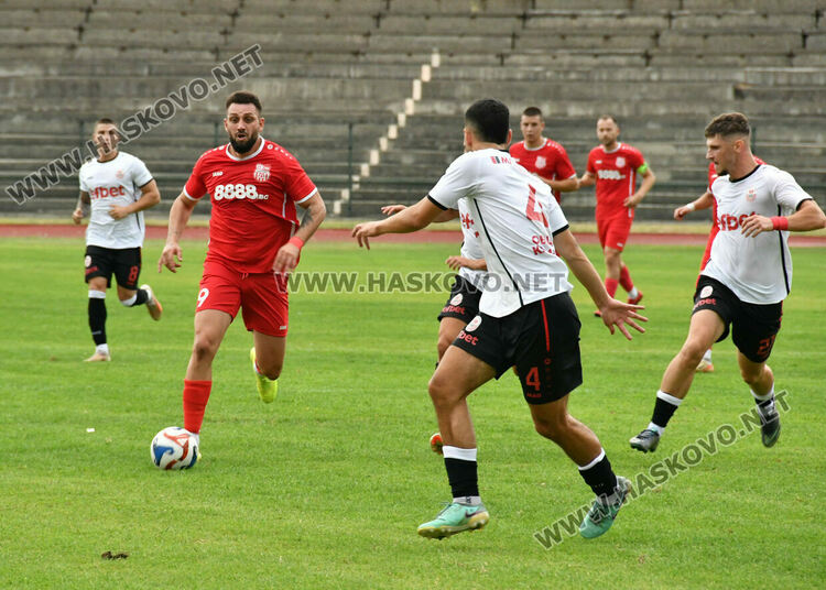 ОФК „Хасково“ се справи с „розите“ за първа победа през сезона