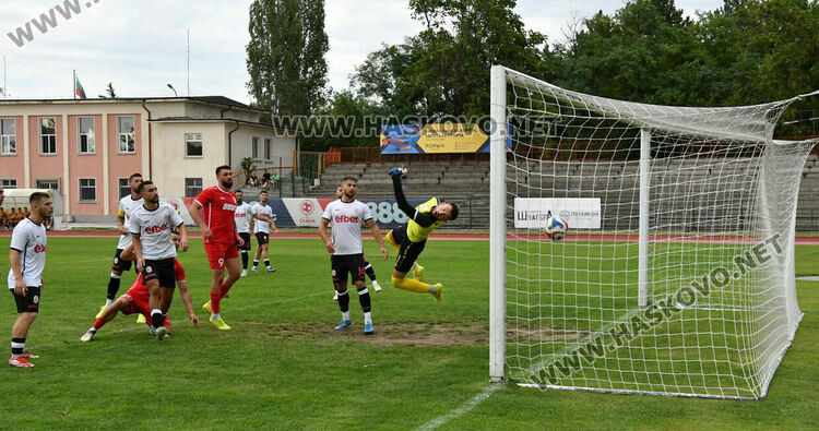 ОФК „Хасково“ се справи с „розите“ за първа победа през сезона