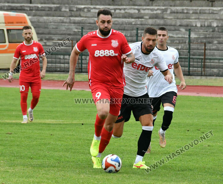ОФК „Хасково“ се справи с „розите“ за първа победа през сезона