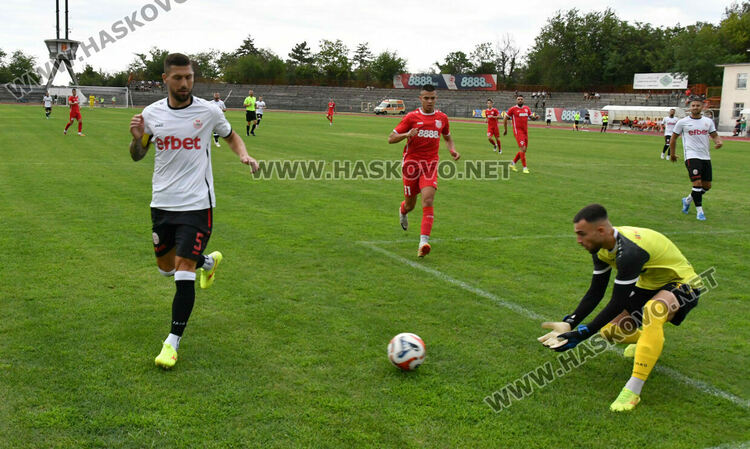 ОФК „Хасково“ се справи с „розите“ за първа победа през сезона