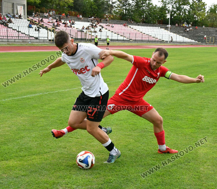 ОФК „Хасково“ се справи с „розите“ за първа победа през сезона