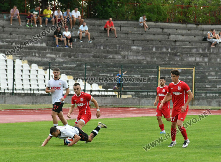 ОФК „Хасково“ се справи с „розите“ за първа победа през сезона