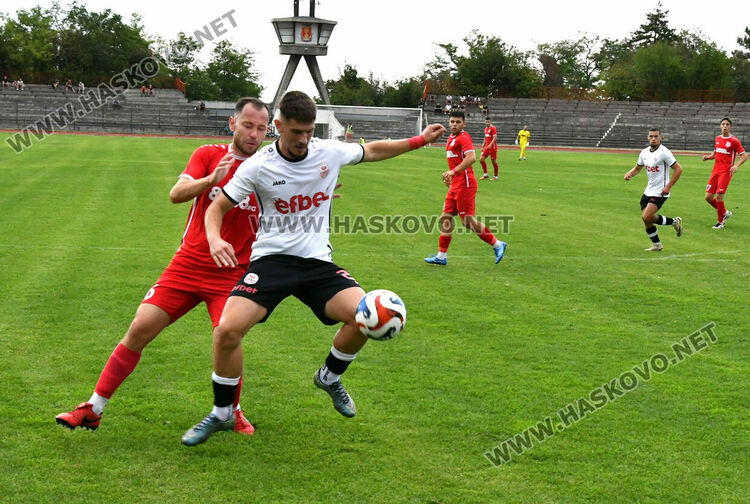 ОФК „Хасково“ се справи с „розите“ за първа победа през сезона