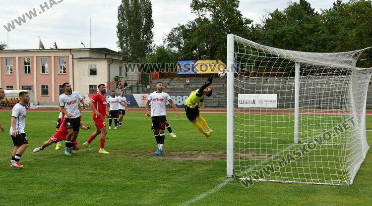 ОФК „Хасково“ се справи с „розите“ за първа победа през сезона