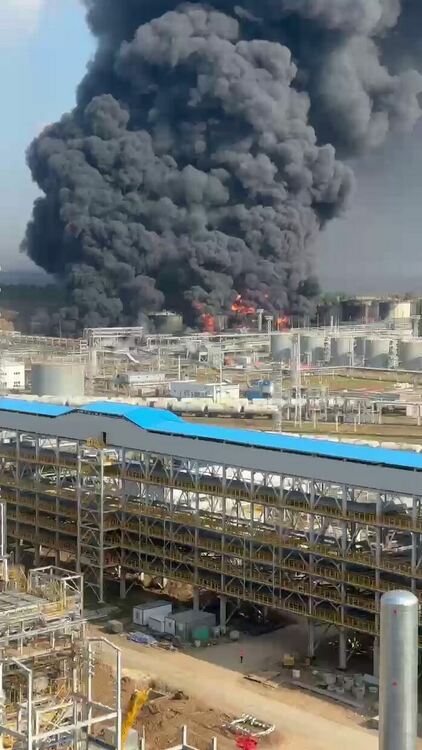 Украйна подпали най-голямото руско пристанище в Балтийско море, рафинерия на кумеца на Путин гори над 72 часа