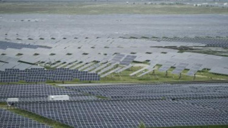 Китай строи най-голямата соларна ферма в света - площта ѝ ще е колкото Чикаго