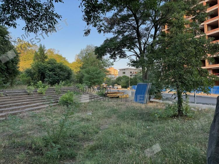 Складират строителни материали до Еврейския паметник на „Беломорски“, кърджалиец сезира институциите