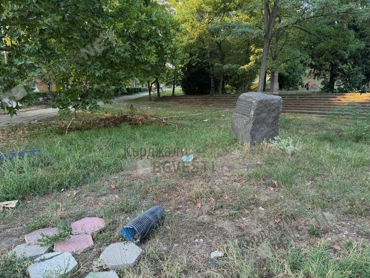 Складират строителни материали до Еврейския паметник на „Беломорски“, кърджалиец сезира институциите