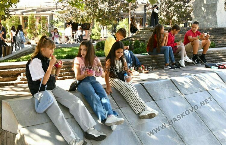 Слънце и облаци над региона, кратки дъждове на места