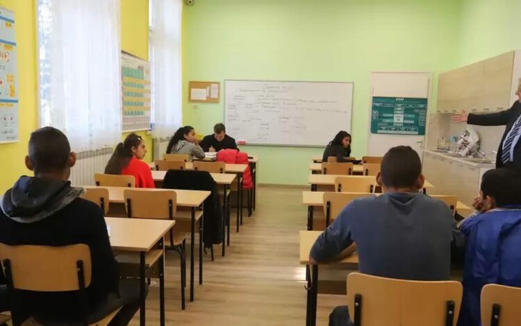 Соченето с пръст на слабите училища ги стигматизира ненужно вместо да помогне за решаване на проблемите им, казват директори