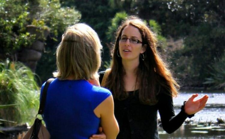 Две жени говорят с езика на тялото си