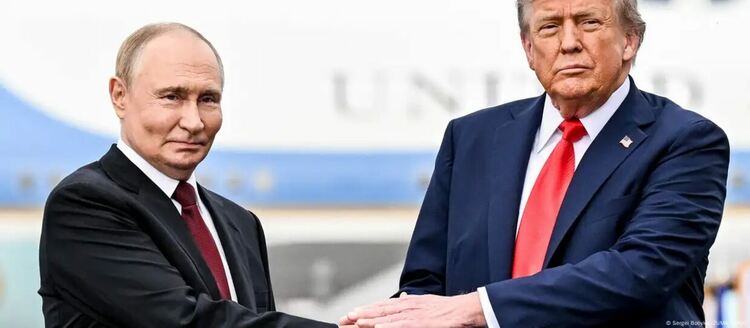 Президентите Владимир Путин и Доналд Тръмп по време на срещата им в Аляска на 15 август