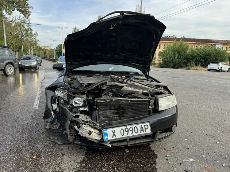 Линейка се сблъска с „Ауди“ на бул. „Васил Левски“