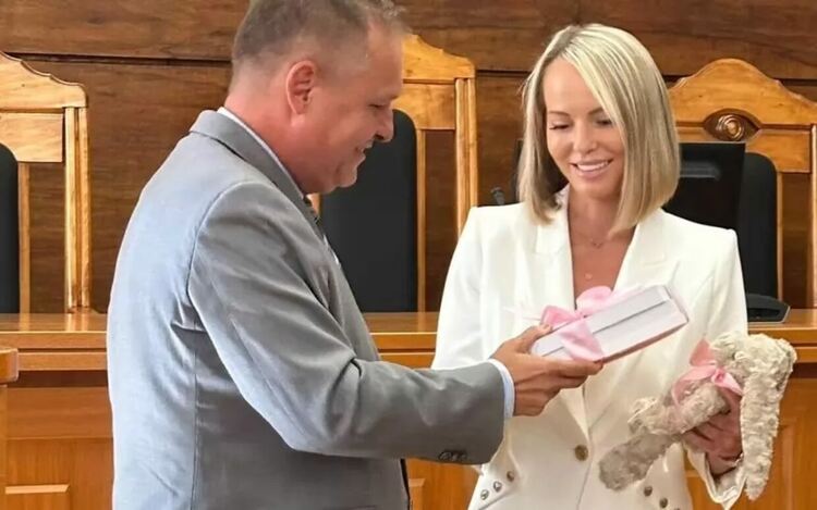 Една от снимките, с които Каназирева се похвали за встъпването си в длъжност, а по-късно изтри от профила си във Фейсбук, явно осъзнала нелепостта на сценката, в която участва.