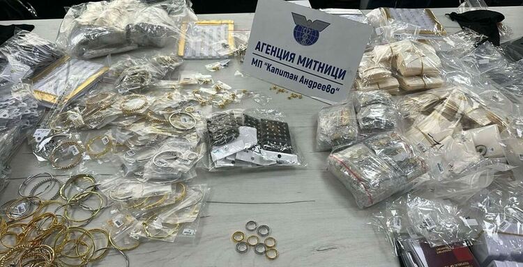 Откриха злато и сребро за над 300 000 лв. в кола и автобус