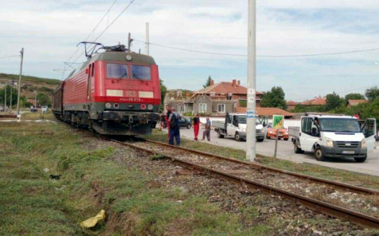 Влак удари автомобил в Симеоновград, шофьорът успя да се спаси