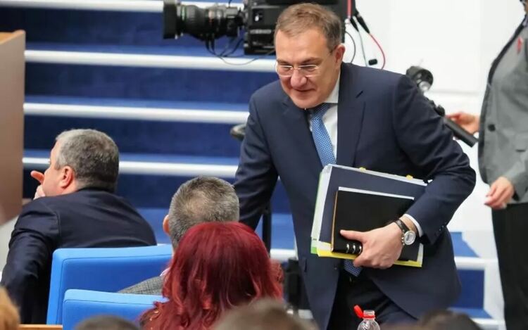 Минималната заплата ще е 1213 лв. от Нова година