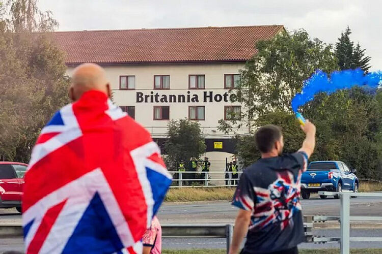 Протести във Великобритания против настаняването на бежанци в хотели