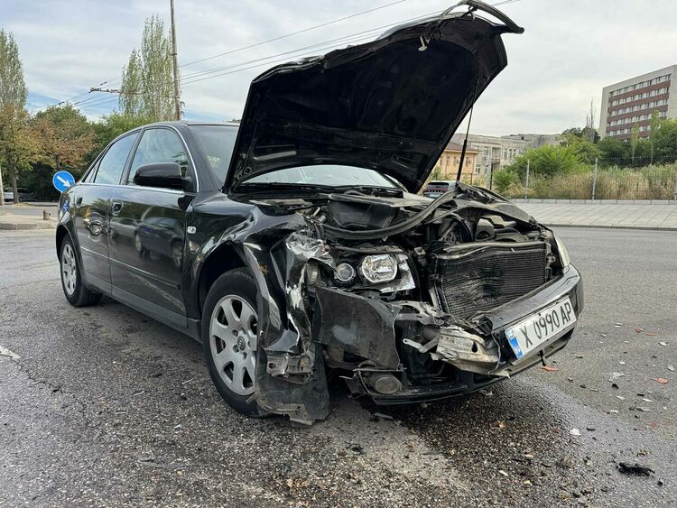 Линейка се сблъска с „Ауди“ на бул. „Васил Левски“