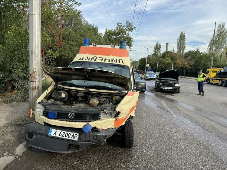 Линейка се сблъска с „Ауди“ на бул. „Васил Левски“