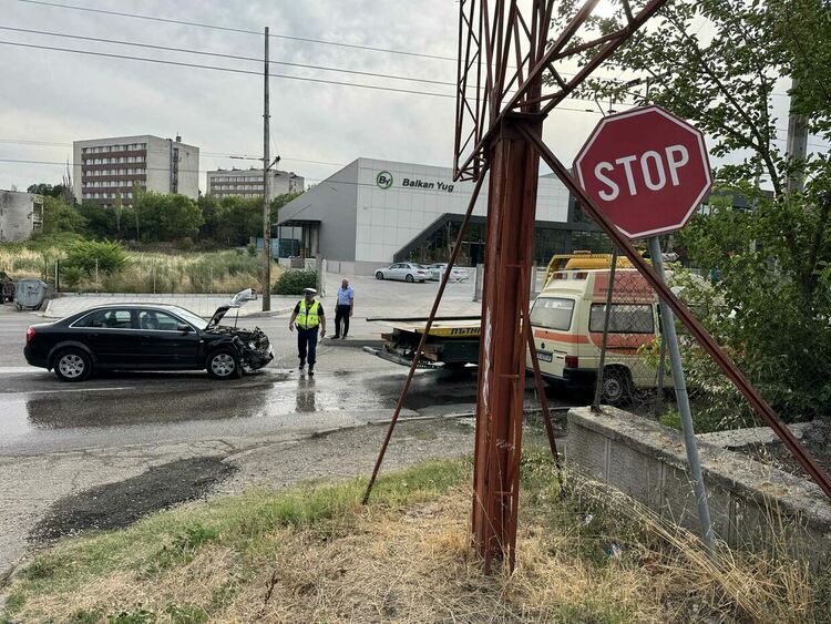 Линейка се сблъска с „Ауди“ на бул. „Васил Левски“