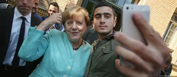 Селфи с канцлерката: Ангела Меркел по време на среща с бежанци в Берлин през септември 2015 г.