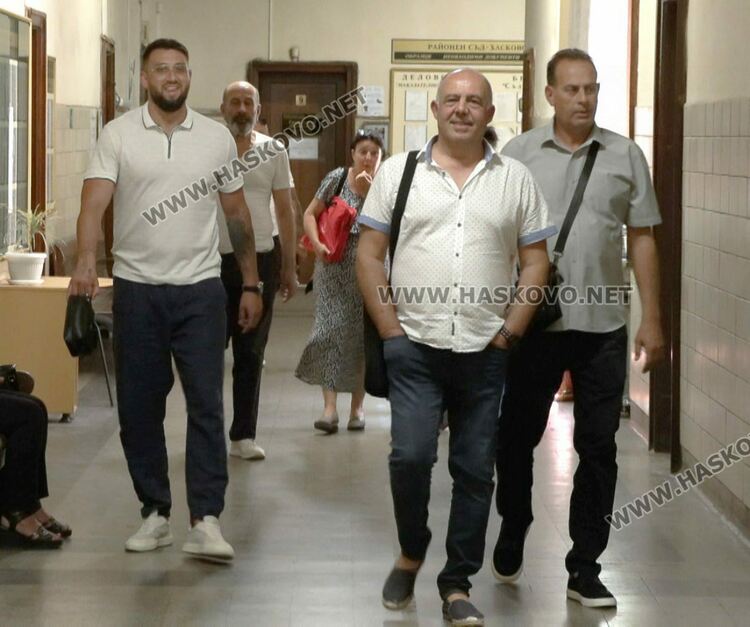 Огнян Шекерев (вдясно) и синът му Юлий Шекерев (вляво) в съда в Хасково