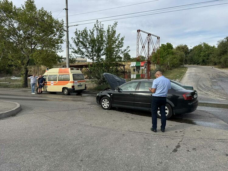 Линейка се сблъска с „Ауди“ на бул. „Васил Левски“