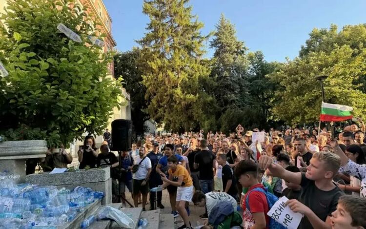 Това лято Плевен е визитка на кризата - хем има протести, хем много популизъм, хем няма и елементарна яснота ще бъде ли решено нещо.