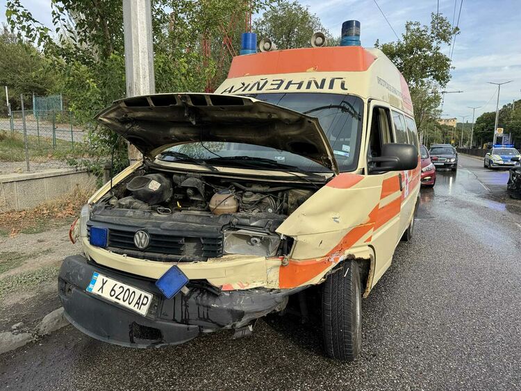 Линейка се сблъска с „Ауди“ на бул. „Васил Левски“